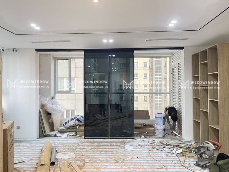 Cửa Slim kết hợp kính màu lạ mắt. 