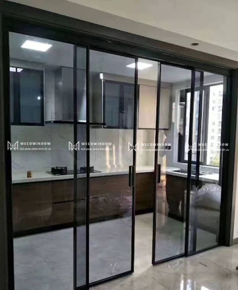 Cửa nhôm kính Slim lắp đặt cho khu vực bếp, ngăn phòng khách. 