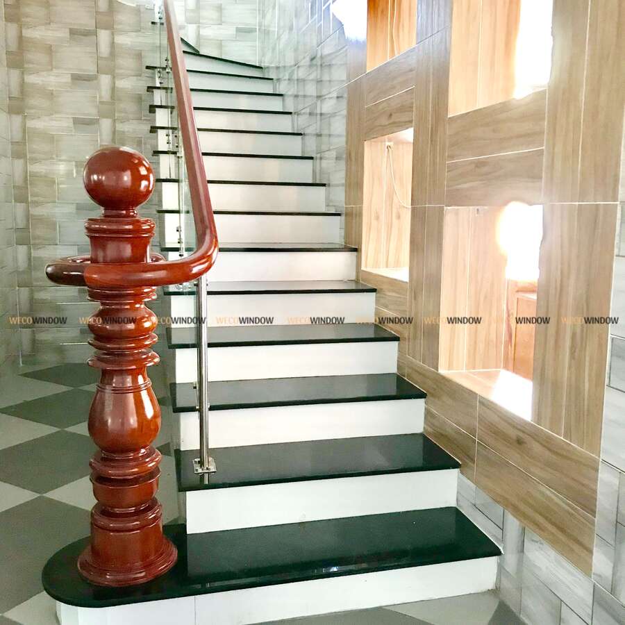 Mẫu cầu thang kính thẳng được ưa chuộng.