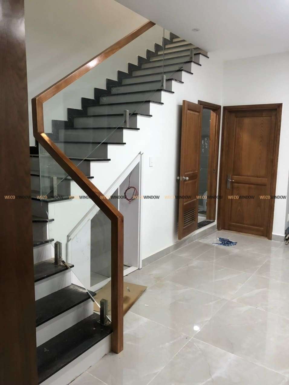 Mẫu cầu thang kính trụ lửng đẹp. 