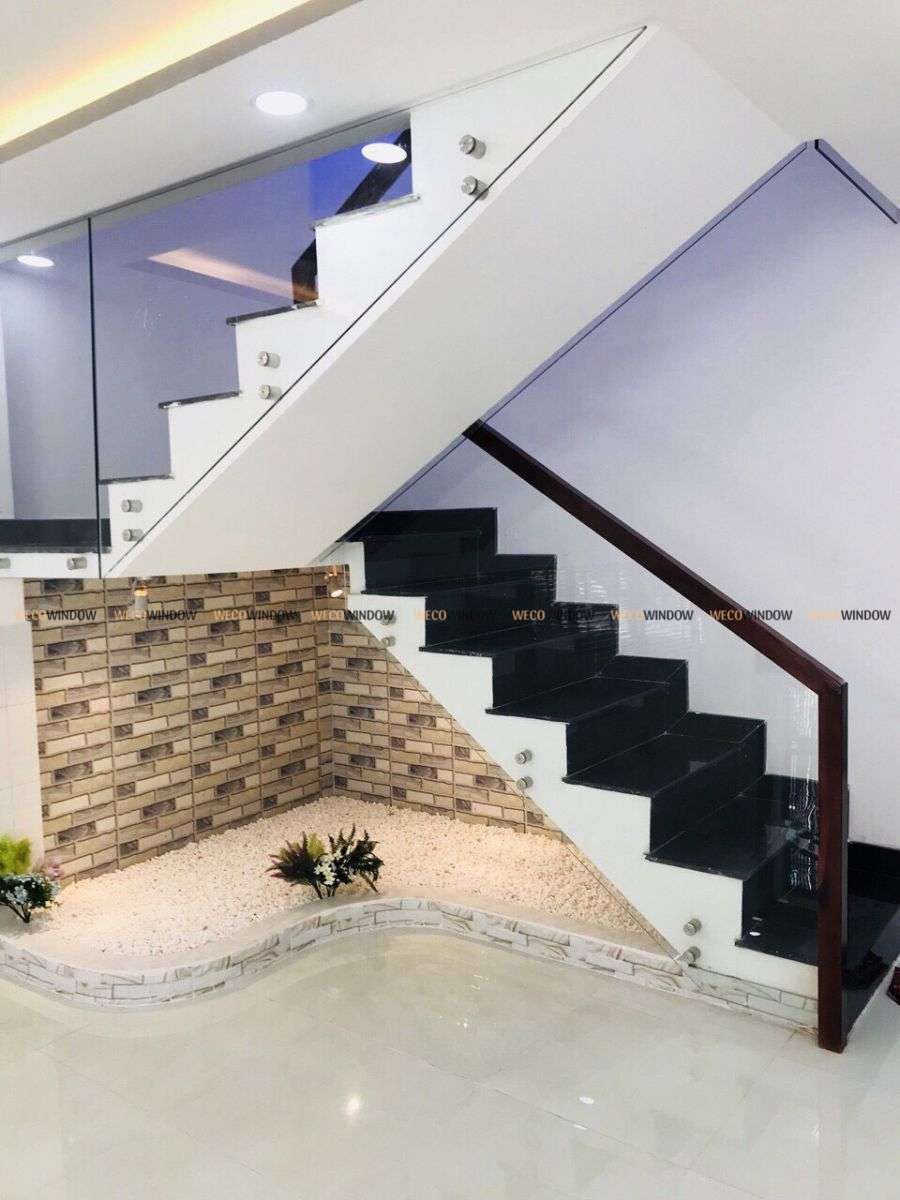 Cầu thang kính cường lực phù hợp với mọi không gian. 