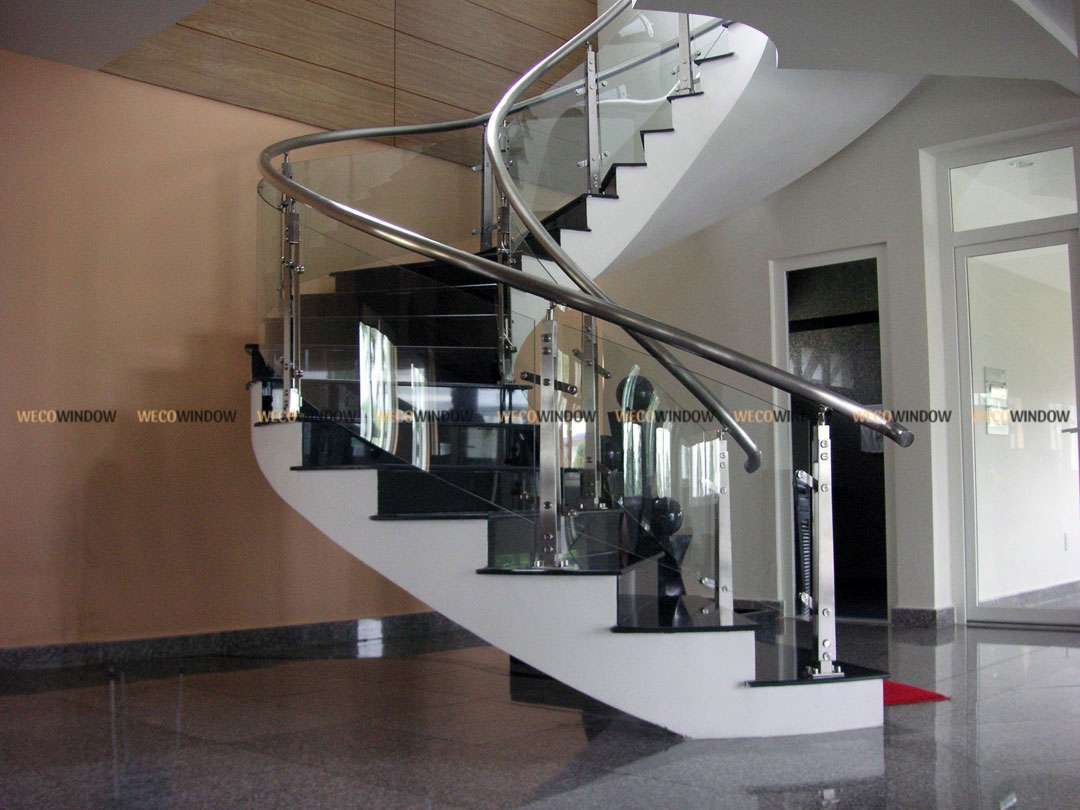 Mẫu cầu thang kính inox đẹp. 