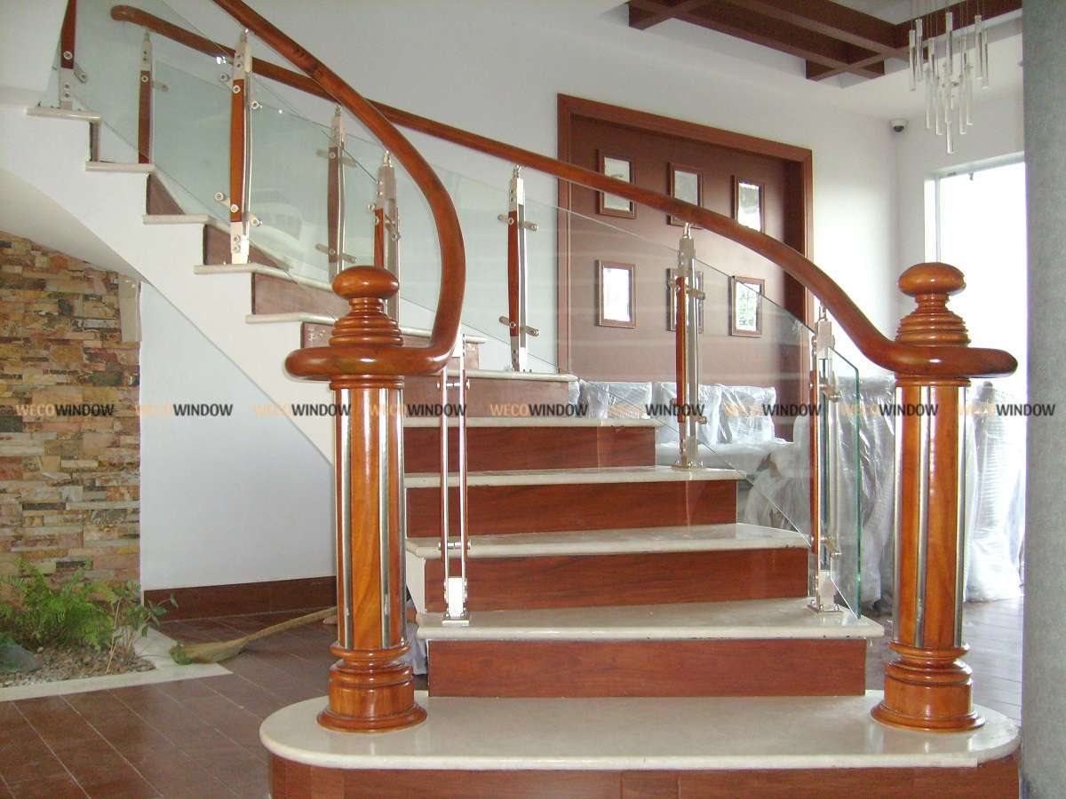 Cầu thang kính cường lực tay gỗ.