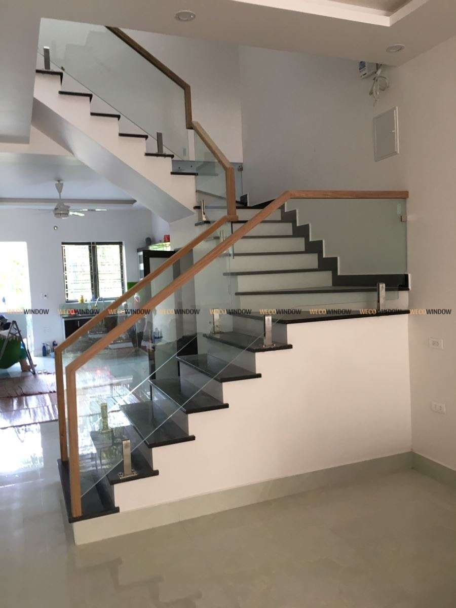 Mẫu cầu thang gỗ kính cường lực lắp đặt cho khách hàng. 