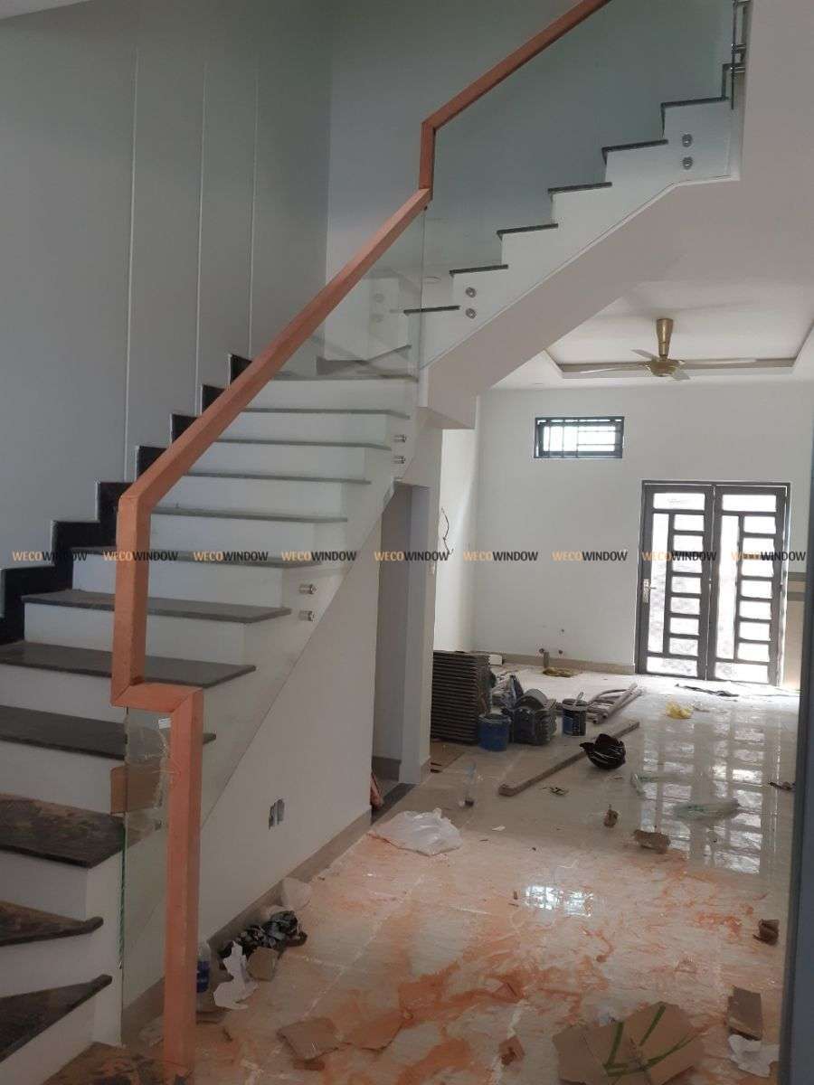 Cầu thang kính gỗ nhìn là mê. 