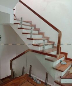 Cầu thang kính cường lực trụ lửng.