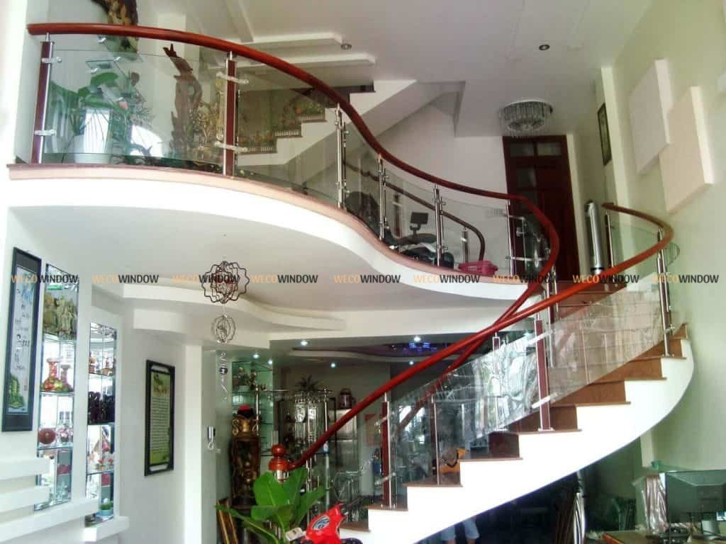 Lắp đặt cầu thang kính cần lưu ý một số vấn đề để đảm bảo an toàn cho công trình. 