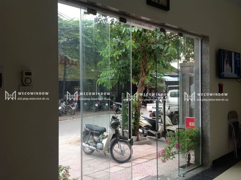 Cửa kính cường lực lùa lắp đặt cho khách hàng.
