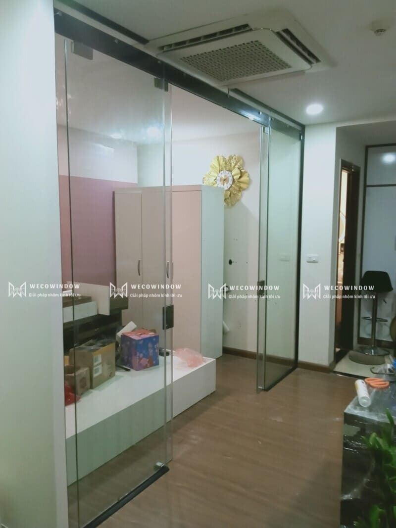Cửa kính lùa lắp cho phòng ngủ. 
