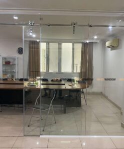 Cửa lùa kính lắp cho văn phòng làm việc.