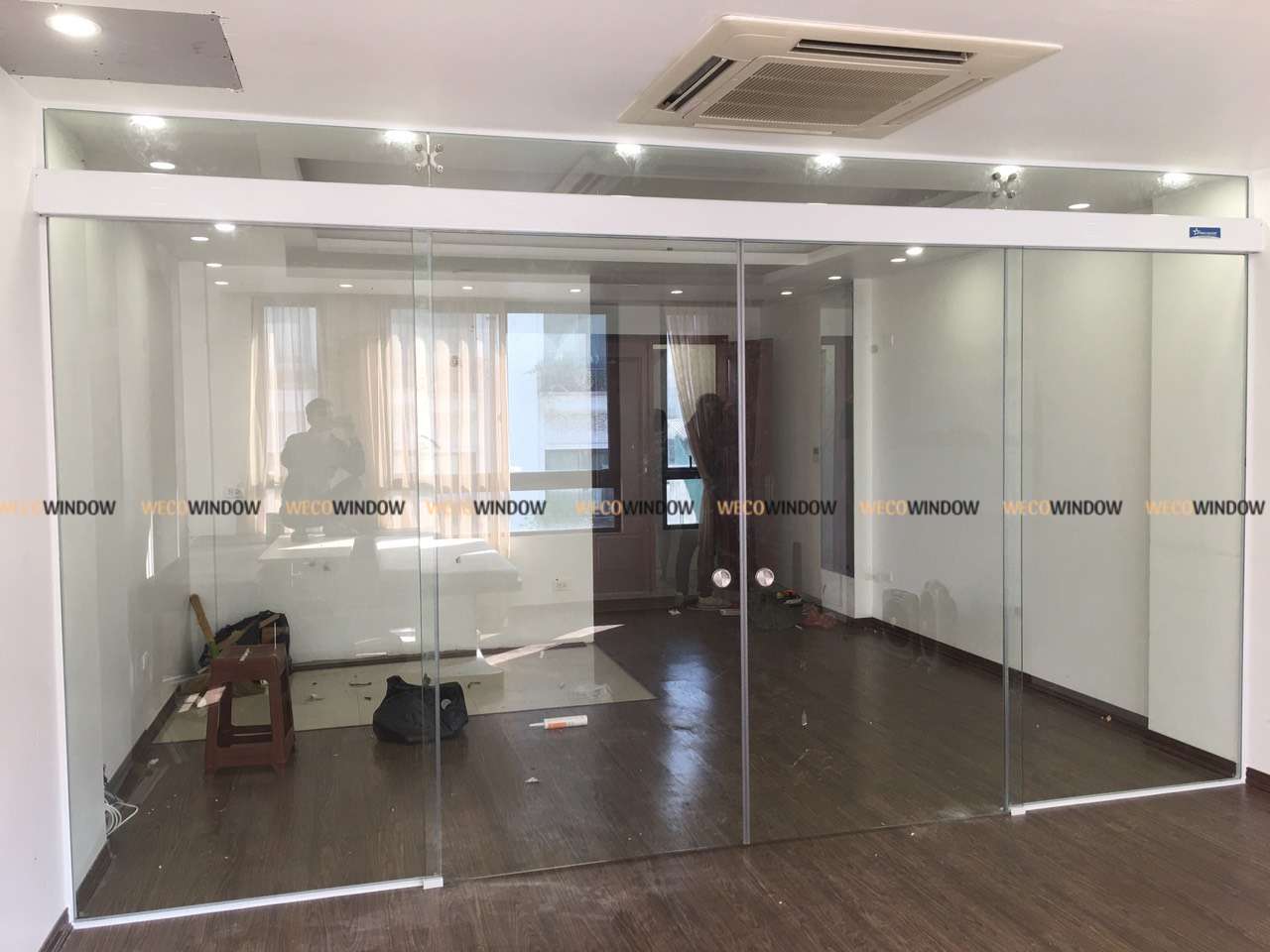 Cửa kính cường lực lùa 2 cánh kết hợp vách cố định. 