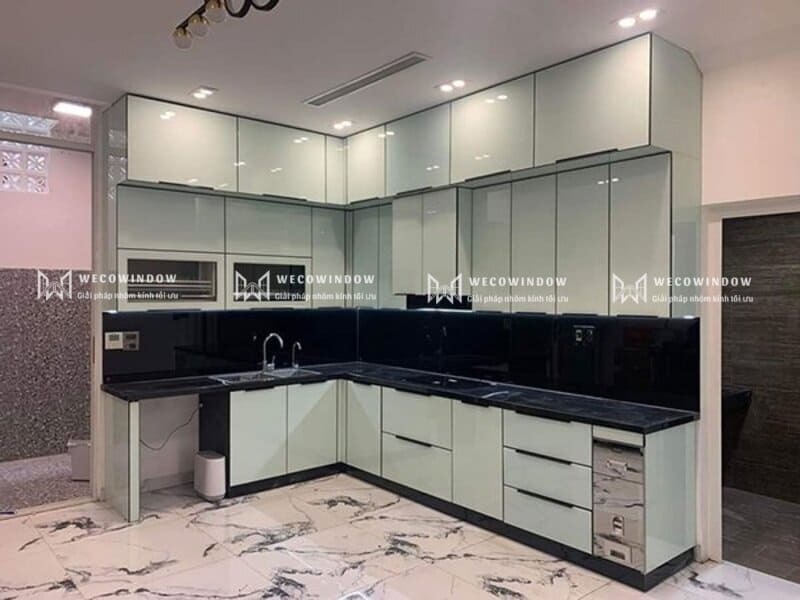 Tủ bếp hợp kim cánh kính được nhiều phái đẹp lựa chọn.