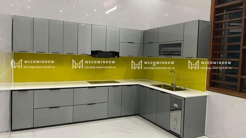 Mẫu tủ bếp hợp kim nhôm được ưa chuộng hiện nay. 