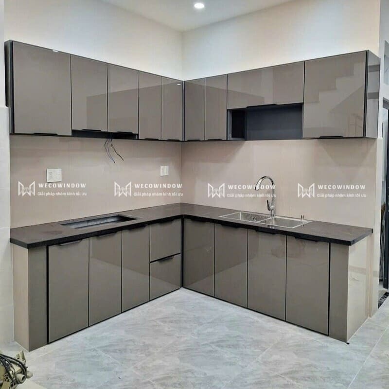 Tủ bếp chữ L màu sắc đơn giản, tinh tế.