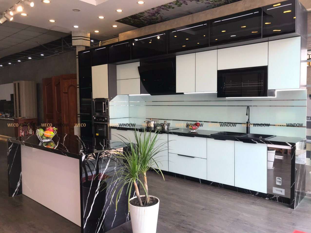 Mẫu tủ nhôm hợp kim làm tăng vẻ đẹp cho không gian. 