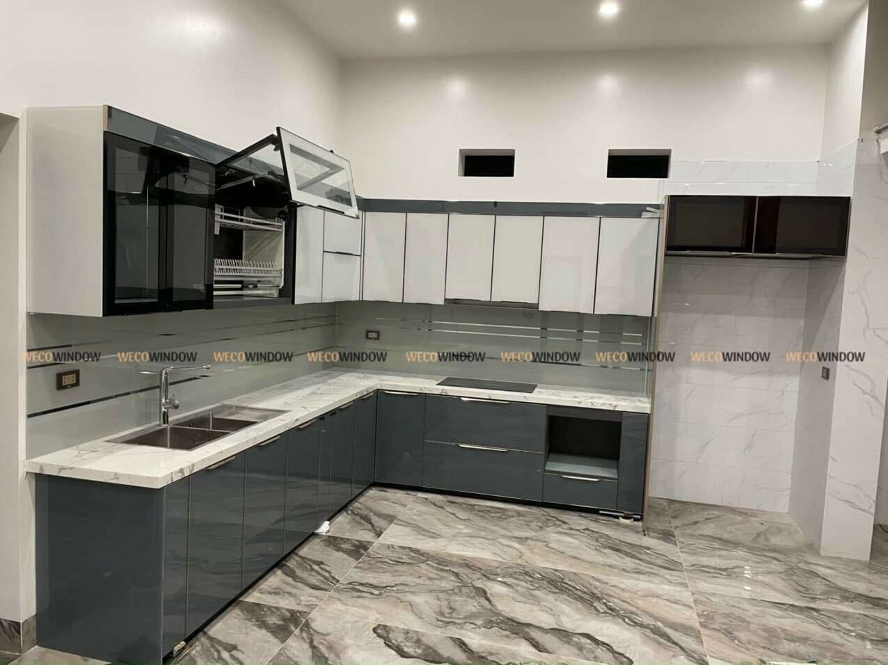Tủ bếp nhôm hợp kim chữ L đơn giản mà đẹp. 