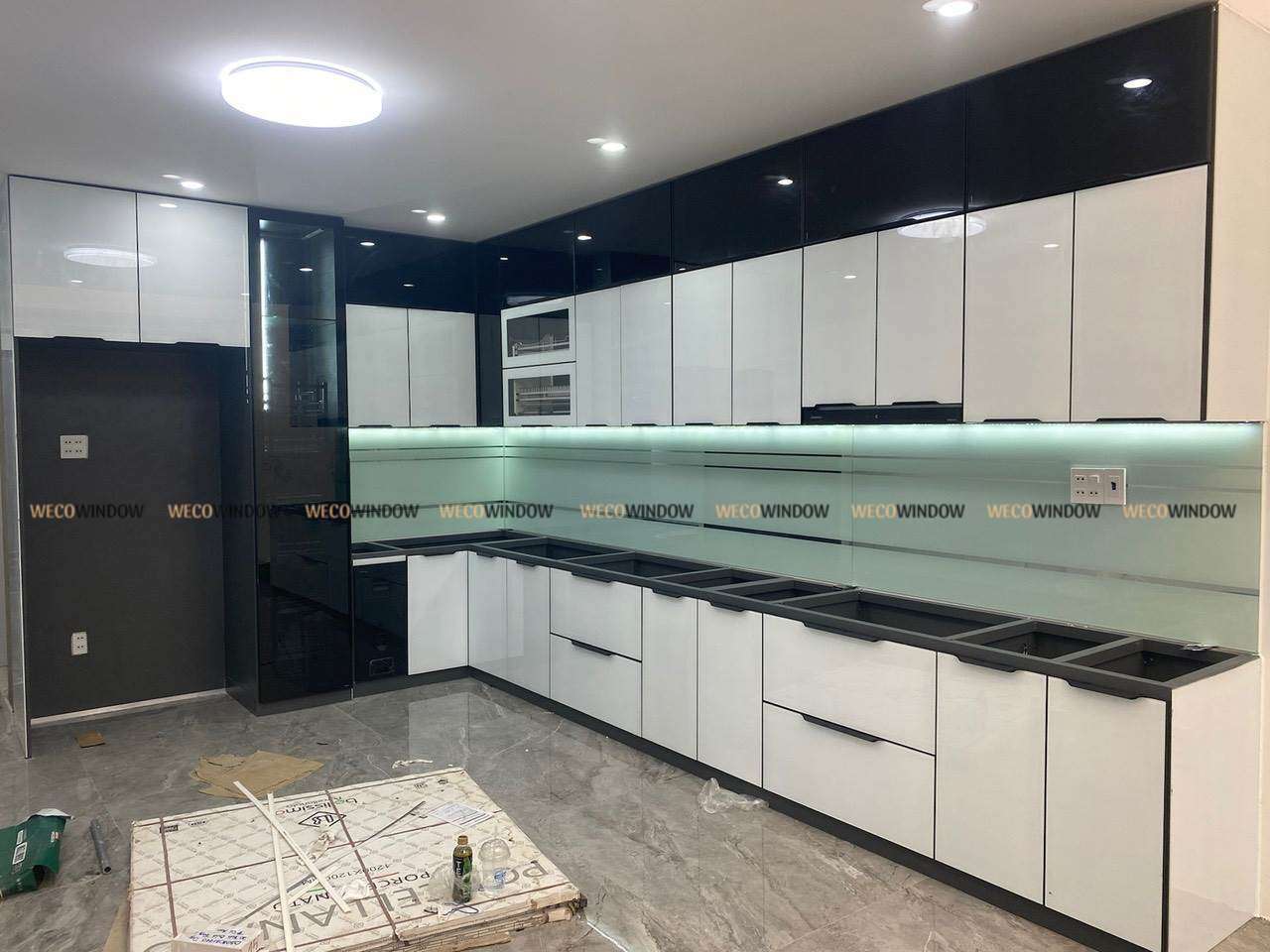 Tủ bếp hợp kim với màu trắng làm chủ đạo. 