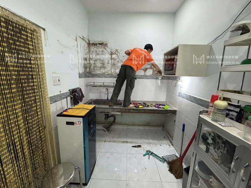 Wecowindow tháo tủ bếp gỗ bị mối mọt để thay tủ bếp nhôm.