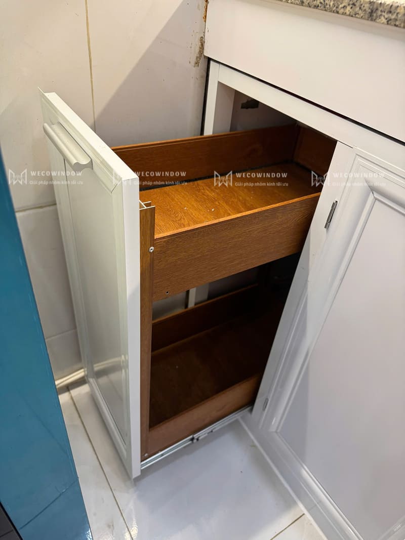 Thùng tủ bếp nhôm được Wecowindow sử dụng nhôm Omega giả gỗ vừa bền vừa giúp tạo điểm nhấn.