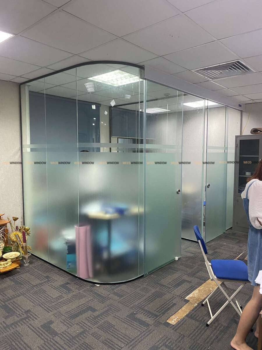 Vách kính văn phòng uốn cong.