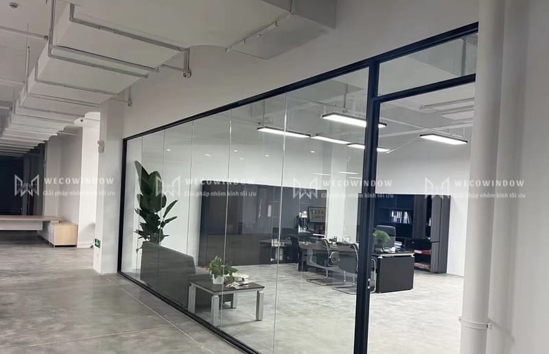 Vách kính văn phòng được dùng để phân chia không gian thay cho các chất liệu truyền thống.