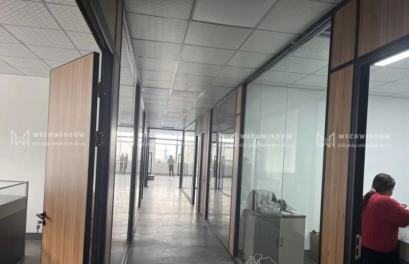 Thi công lắp đặt kính văn phòng cho khách ở Đồng Nai.