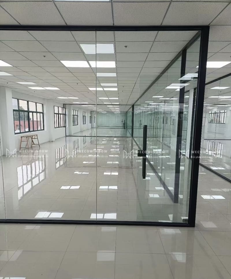 Vách ngăn kính văn phòng đơn giản.