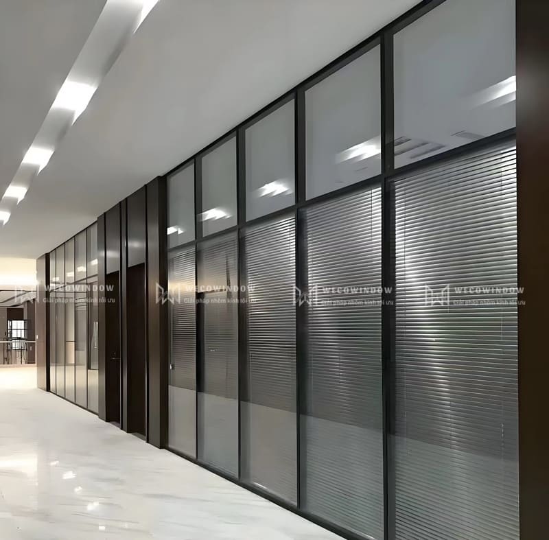 Mẫu vách ngăn kính văn phòng được khách hàng ưa chuộng.