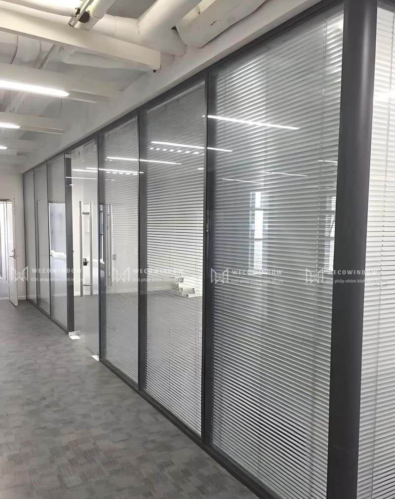 Kính văn phòng kết hợp rèm.