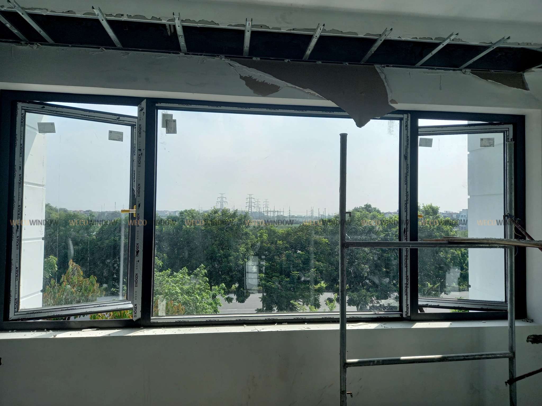 Lắp đặt cửa sổ nhôm Kogen. 