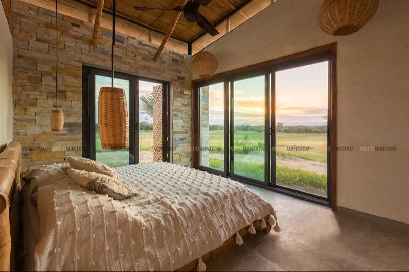Không gian mở, lấy sáng tốt với cửa nhôm hệ Kogen. 