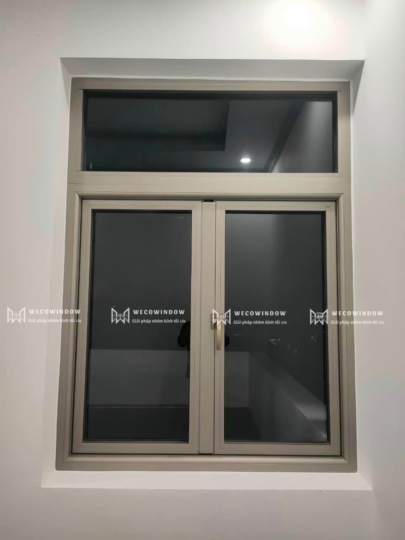 Cửa sổ nhôm Maxpro mở quay. 