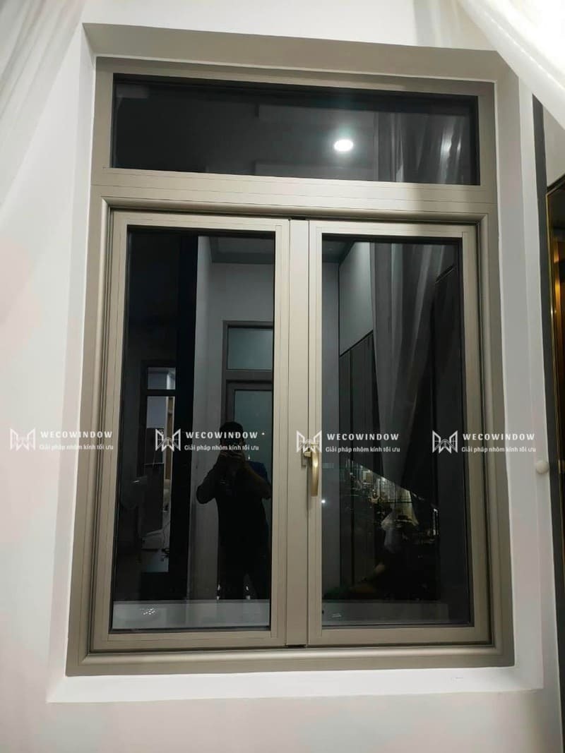 Cửa sổ mở quay 2 cánh. 