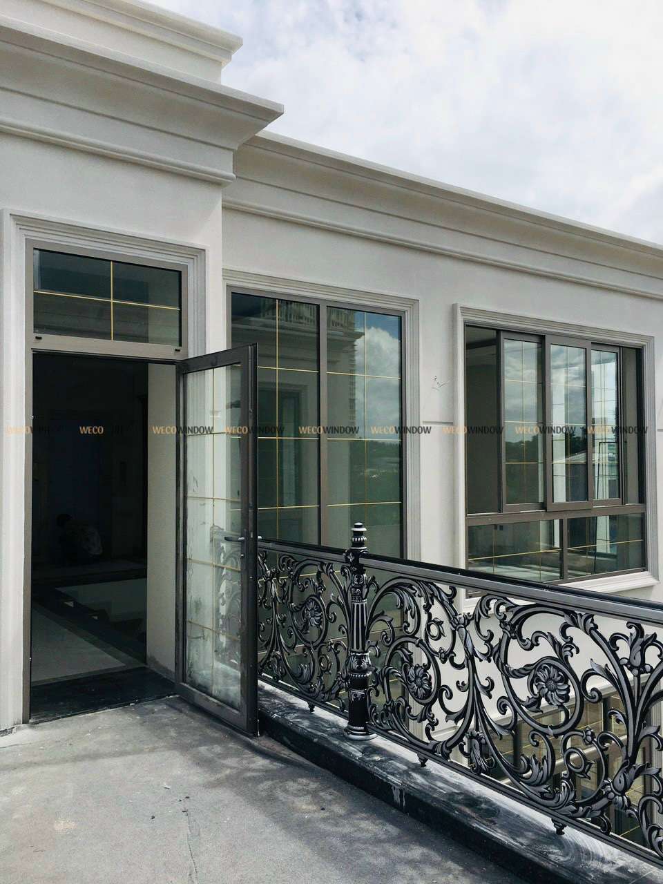 Cửa nhôm Maxpo phù hợp với cả công trình mang hơi hướng tân cổ điển. 