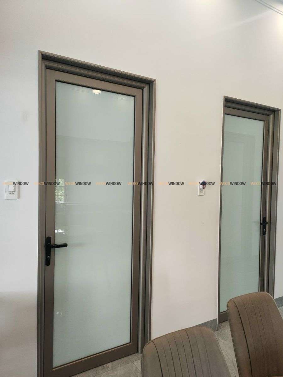 Cửa đi 1 cánh mở quay nhôm Maxpro. 