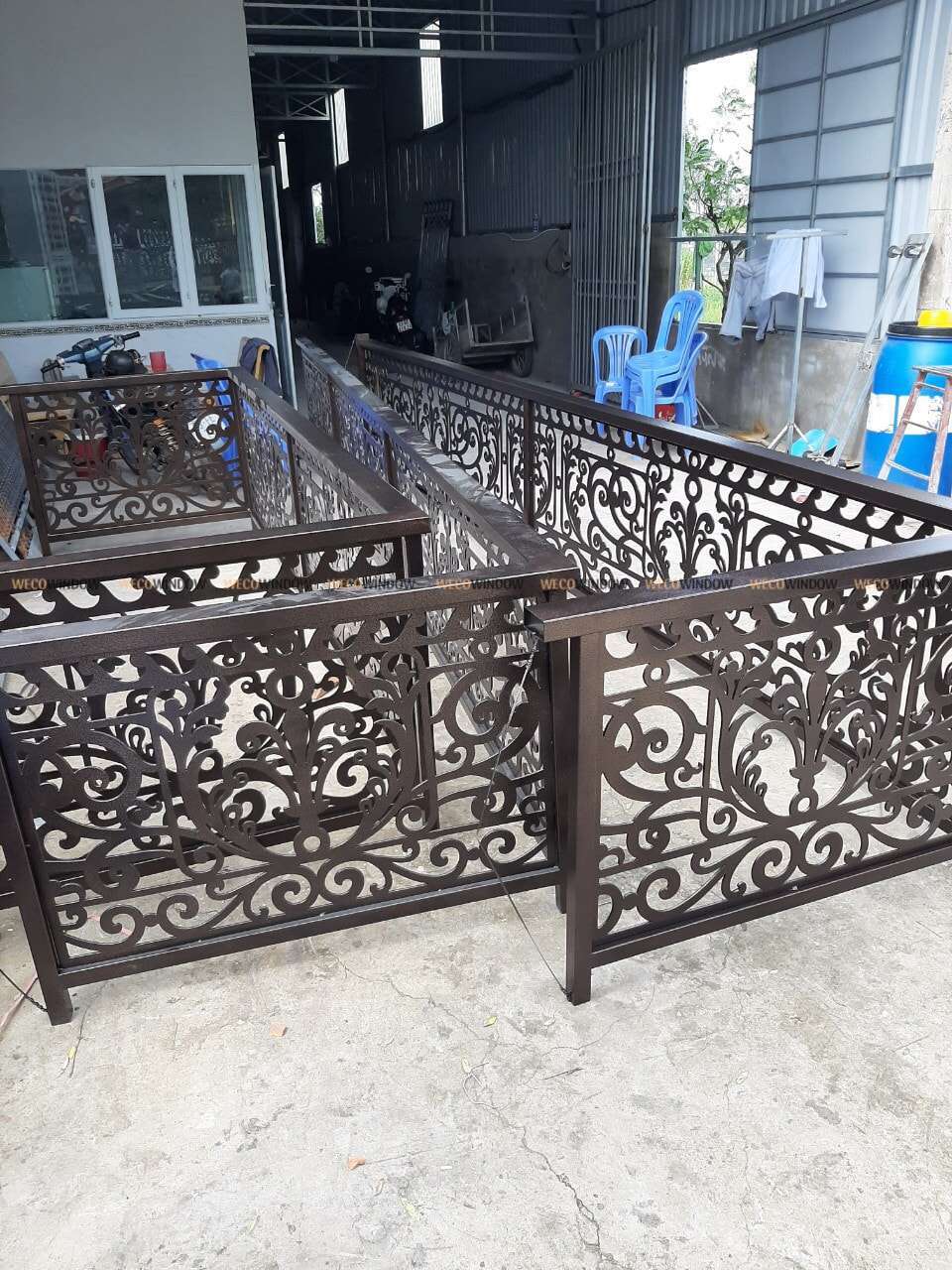 Wecowindow chuyên lắp đặt lan can sắt các loại giá cực kỳ ưu đãi. 