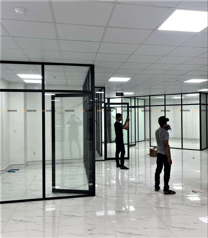 Wecowindow chuyên lắp đặt vách ngăn kính giá rẻ. 