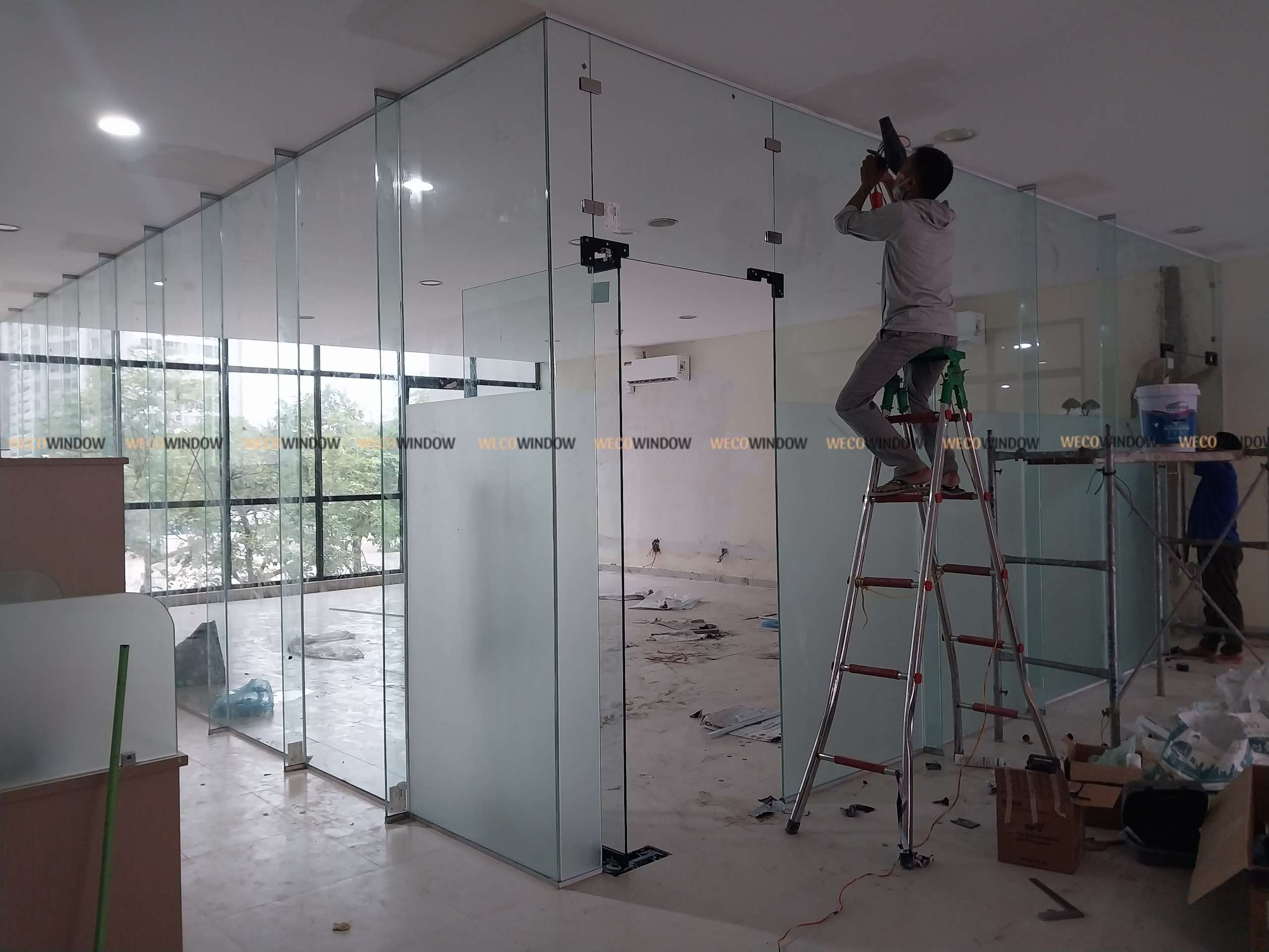 Giá lắp kính cường lực văn phòng tại Wecowindow luôn cạnh tranh nhất thị trường. 
