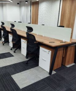 Vách ngăn kính cường lực bàn làm việc.