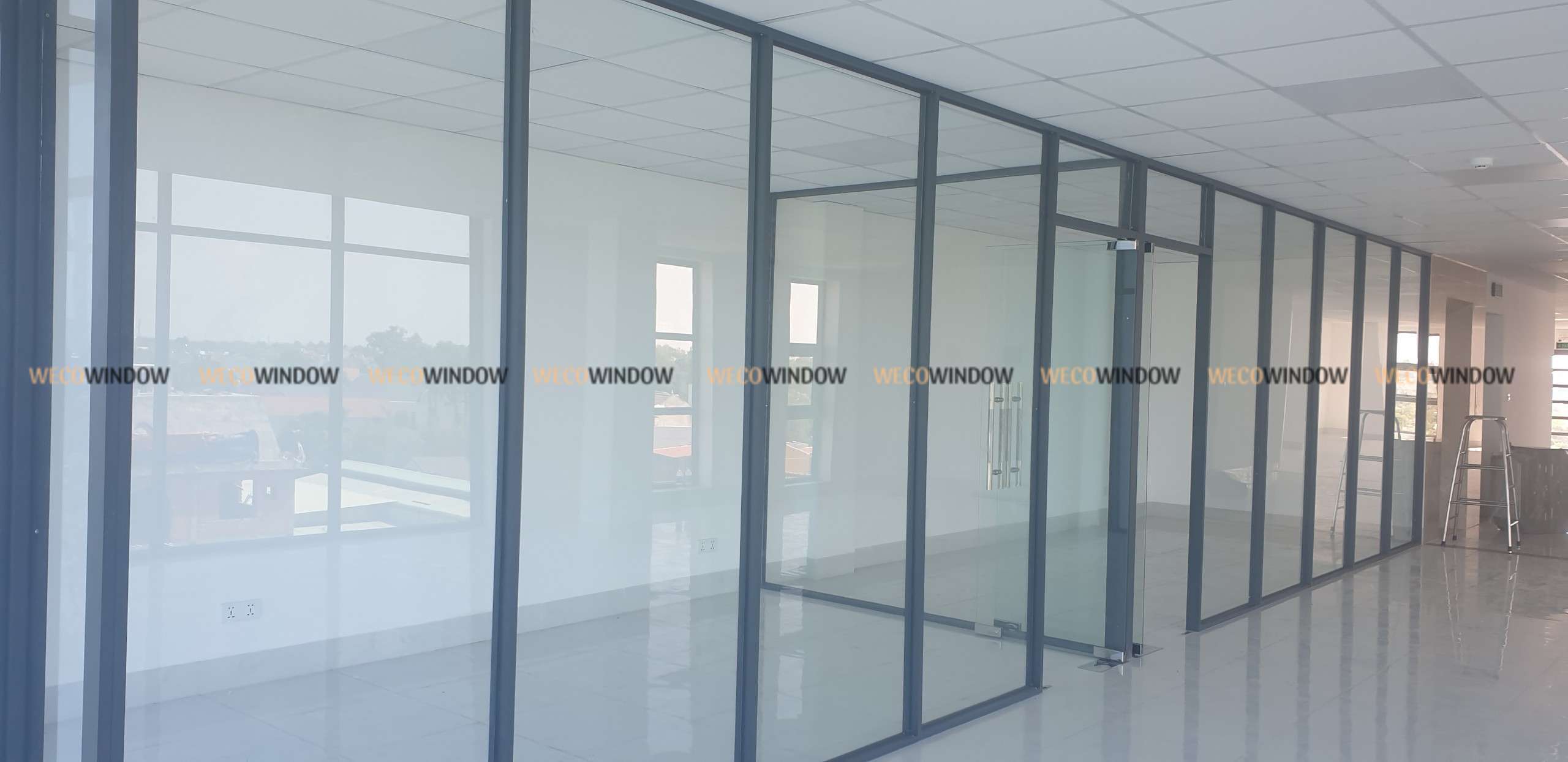 VÁCH NGĂN NHÔM KÍNH 77 Vách ngăn kính văn phòng lấy sáng tốt.