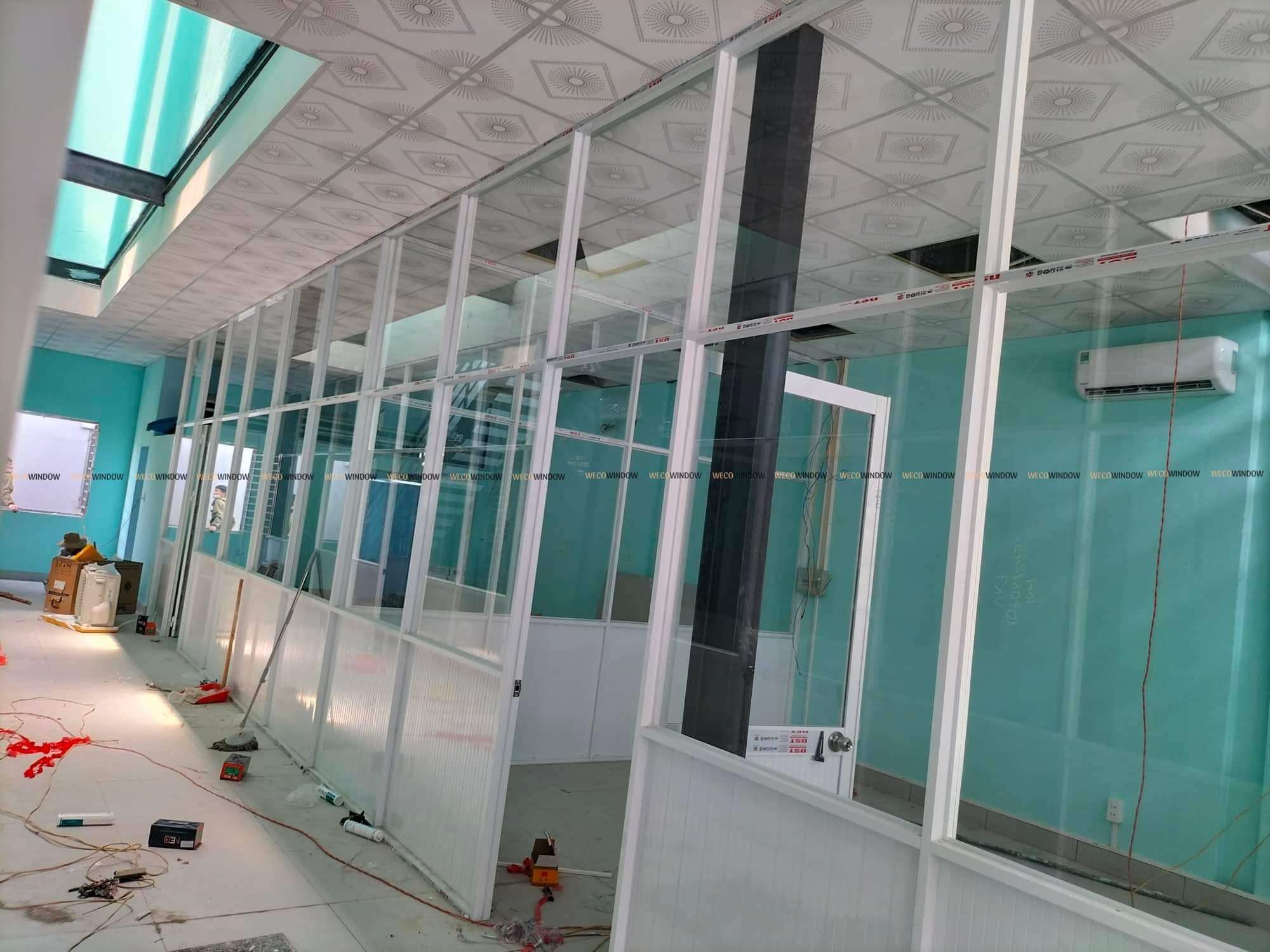 VÁCH NGĂN NHÔM KÍNH 81 Nhôm làm vách ngăn phân khúc giá rẻ, phù hợp với tài chính của nhiều khách hàng.