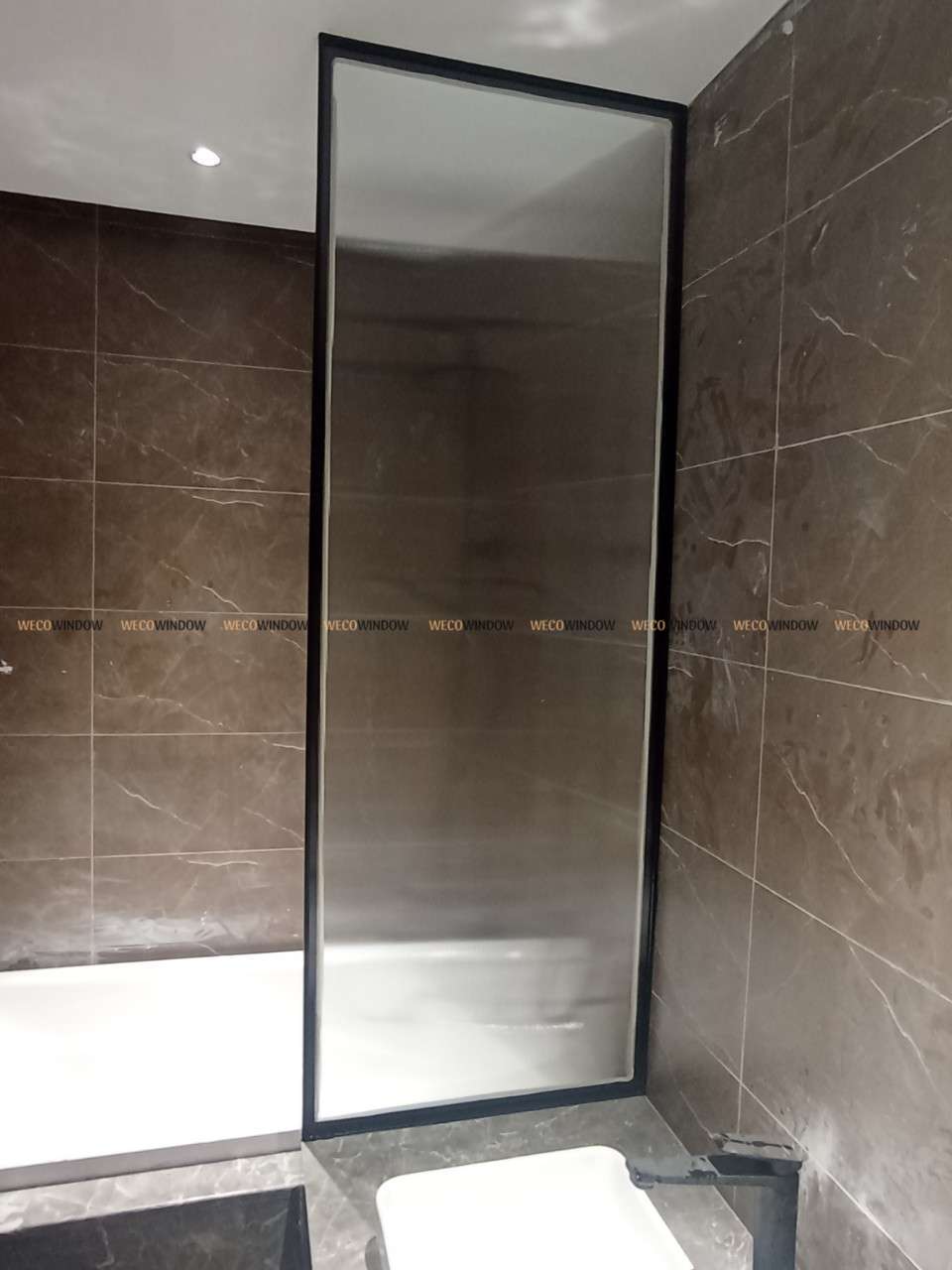 VÁCH NGĂN NHÔM KÍNH 80 Vách kính nhà tắm đơn giản.