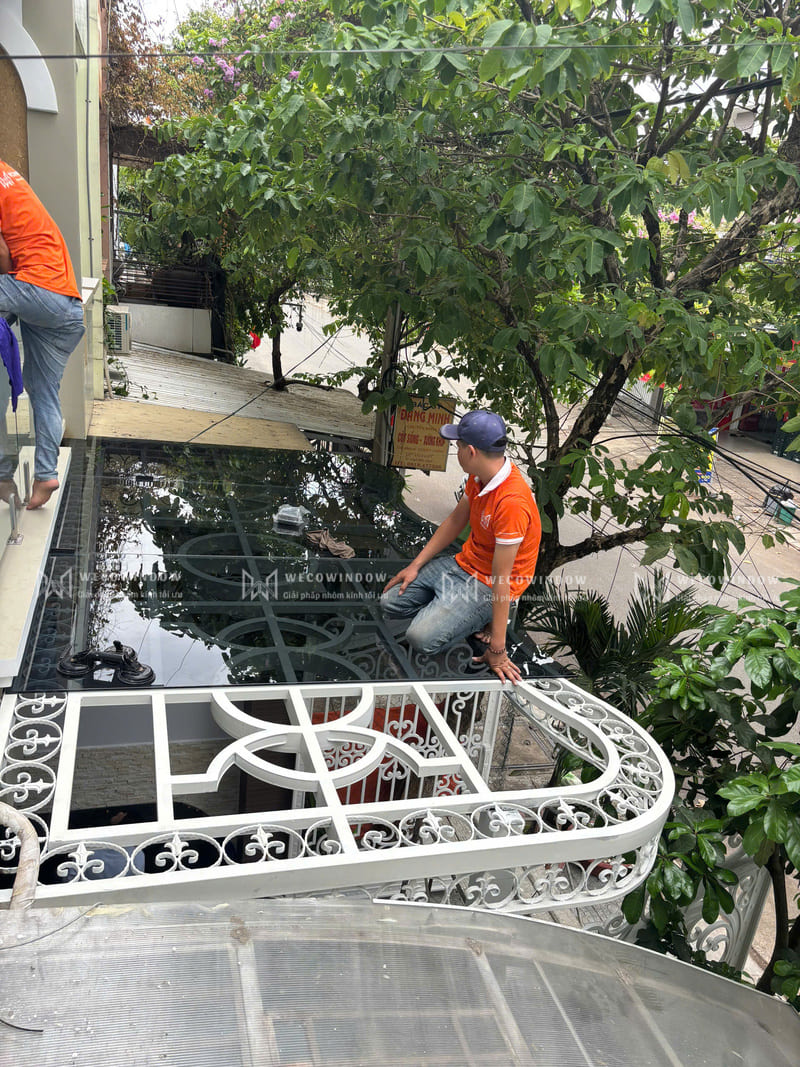 MÁI KÍNH SẮT NGHỆ THUẬT 48 Wecowindow chuyên lắp đặt mái kính sắt nghệ thuật chất lượng.