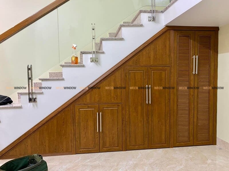 Tủ dưới chân cầu thang sử dụng nhôm vân gỗ. 