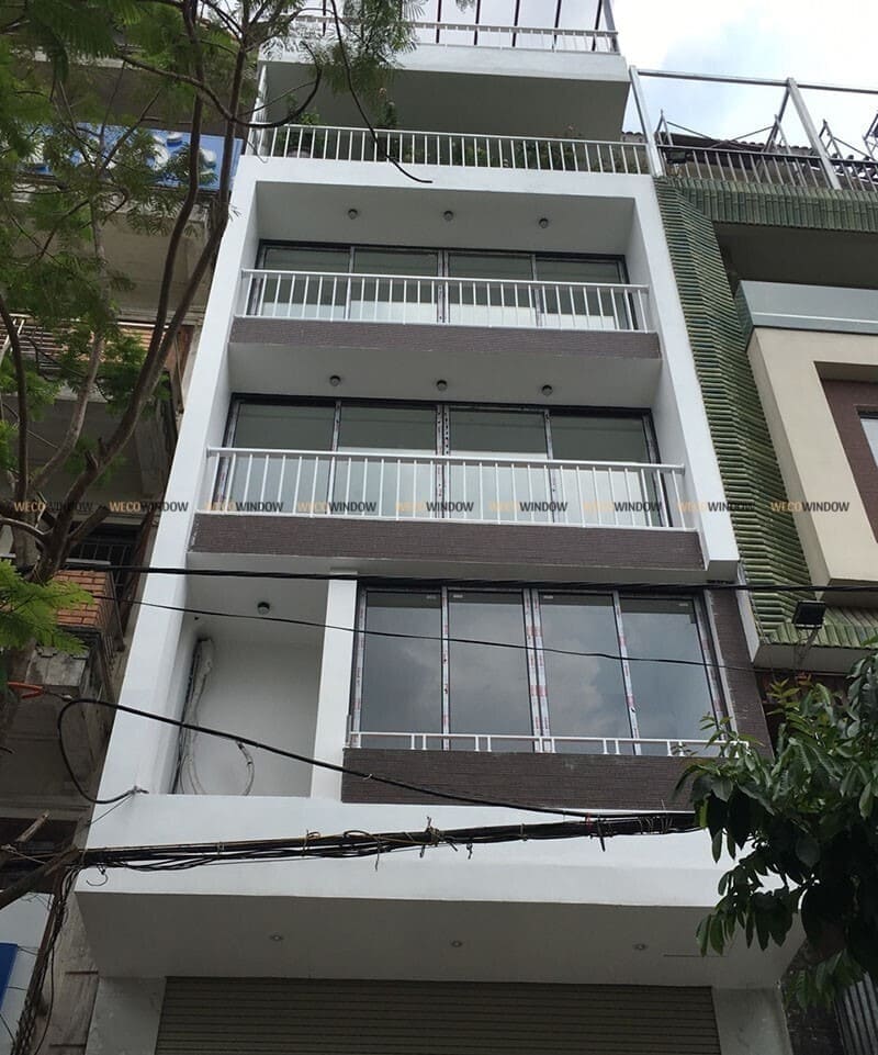Cửa kính ban công khung nhôm được ứng dụng rộng rãi. 