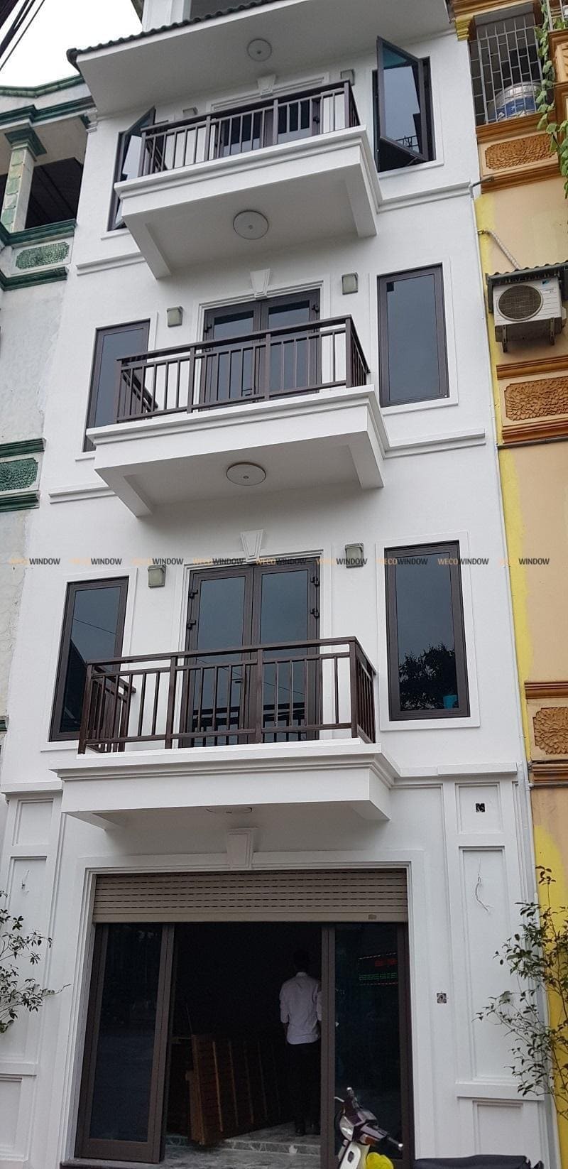 Cửa ra ban công nhôm kính 2 cánh. 
