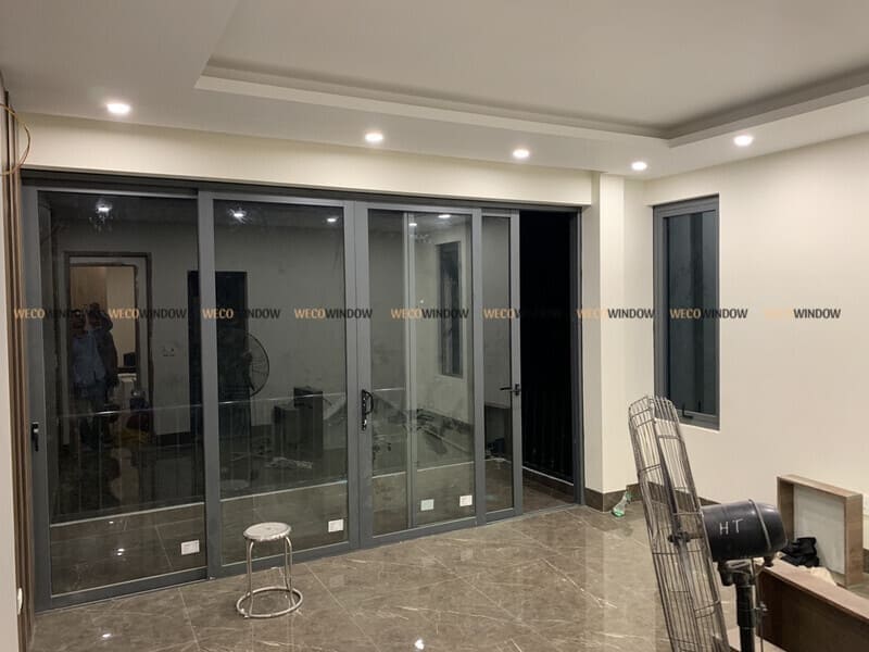 Cửa kính lùa ban công giúp tiết kiệm không gian.