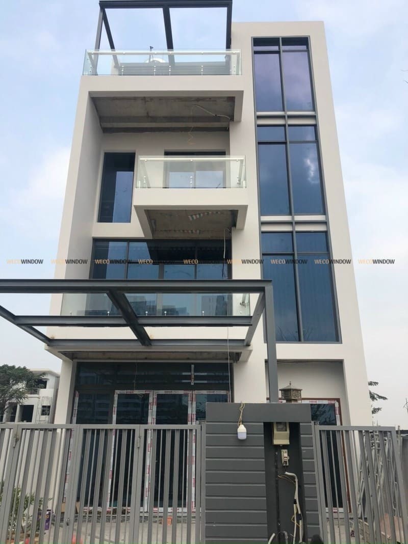 Cửa ra ban công đẹp. 