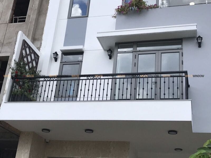 Cửa nhôm kính ban công cho cửa đi và cửa sổ nhà phố. 