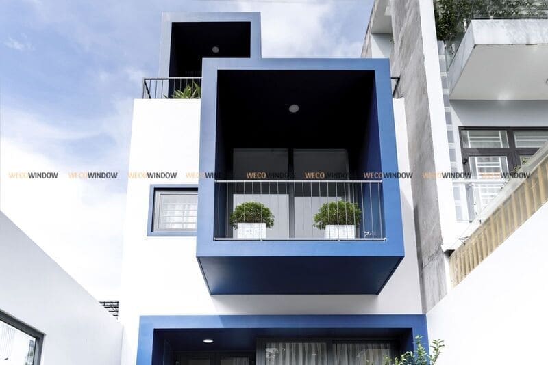 Cửa ban công nhôm kính 2 cánh nhỏ gọn. 